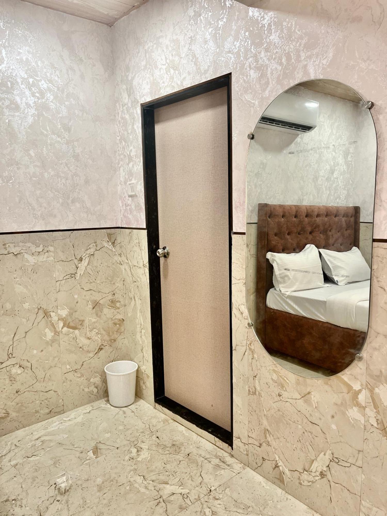 Hotel Newyork By Stayzy Rooms Mumbai Exteriör bild
